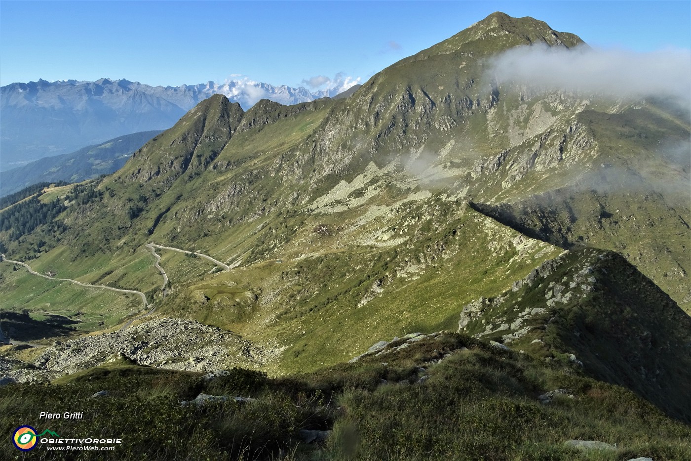 47 Ora scendo dal Pizzo delle segade all'incrocio col sent. 101, il Fioraro sempre in bella vista.JPG